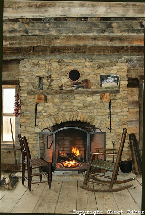 Log Cabin Fireplace, Decorations Living Room, Cabin Fireplace, Log Cabin Interior, Vintage Fireplace, Christmas Decorations Diy, Rustic Country Home, Christmas Decorations Living Room, Cabin Interiors