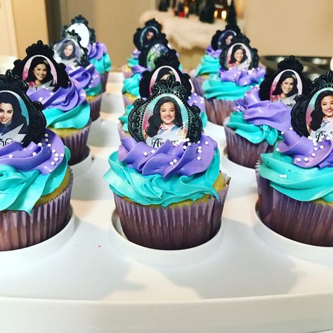 Disney Descendants Cupcakes! Follow dolly_eats on instagram for more treats! Descendants Cupcake Ideas, Descendants Cupcakes, Descendants Party Ideas Birthdays, Descendants Party, Kid Parties, Eat Pray, Eat Pray Love, Cameron Boyce, Disney Descendants