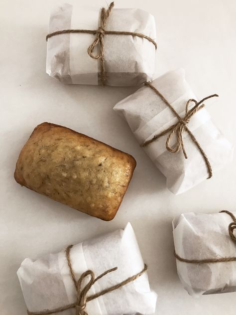 Bread Gifts, Mini Loaves, Banana Bread Loaf, Bread Packaging, Mini Bananas, Baking Packaging, Dessert Packaging, Christmas Food Gifts, Cake Packaging