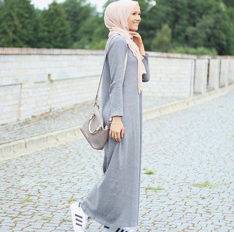 Love this hijab style with the cute long grey dress looks soo amazing and beautiful together. Street Hijab Fashion, Chic Maxi Dresses, Maxi Outfits, Maxi Rok, Hijabi Style, Hijab Chic, Hijabi Outfits, Islamic Clothing, Grey Dress