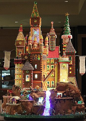 Gingerbread Castle, Ginger House, Gingerbread House Designs, All Things Gingerbread, Gingerbread House Cookies, Gingerbread Village, Cookie House, Candy House, Christmas Gingerbread House