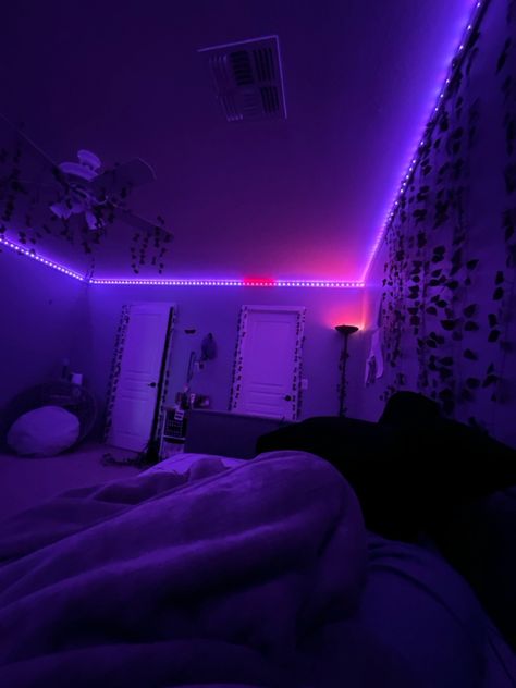 Black And Purple Bedroom Ideas, Purple And Black Room, Purple And Black Bedroom, Black And Purple Bedroom, Black Room Ideas, Dark Room Aesthetic, Dark Grey Rooms, Purple Room Decor, Purple Room