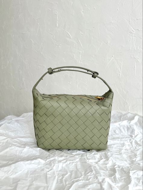 Green Woven Rectangular Bucket Bag, On-the-go Woven Satchel Shoulder Bag, Luxury Woven Green Bag, On-the-go Double Handle Woven Leather Bag, On-the-go Woven Leather Bucket Bag, Bottega Veneta