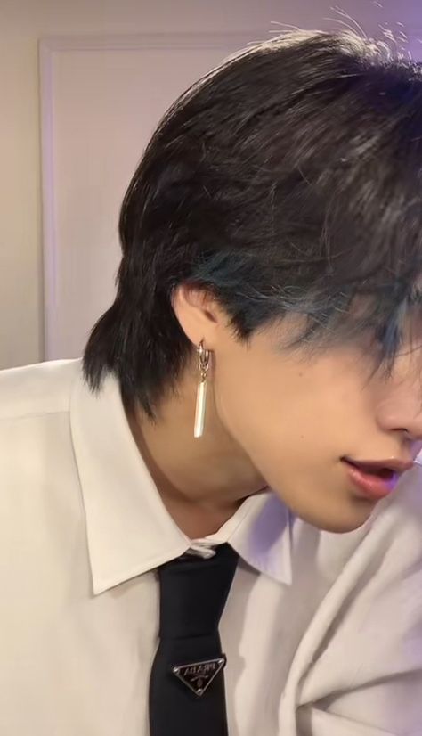 Korean boys Asian Men Earrings, Asian Men Ear Piercing, Guy With Earrings, Guys With Earrings, Guy With Piercings, Ear Piercings Boy, One Ear Piercing, Boys Earrings, Boys With Piercings