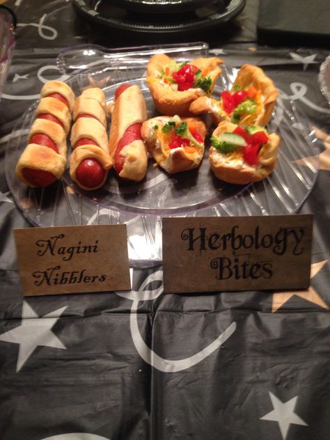 Pigs in a blanket and veggie pizza become Nagini Nibblers and herbology bites Harry Potter Pigs In A Blanket, Harry Potter Dog Party, Harry Potter Theme Food, Harry Potter Theme Birthday Party, Harry Potter Cookbook, Harry Potter Weekend, Harry Potter Dog, Harry Potter Desserts, Harry Potter Parties Food