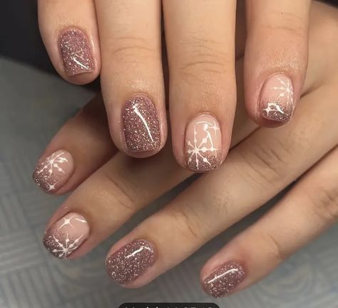 Short Gel Nails Christmas, Winter Christmas Nails, Christmas Nail Art Ideas, Short Fake Nails, Press On Nails Short, Snowflake Nails, White Nail Designs, Nails Winter, Metallic Nails