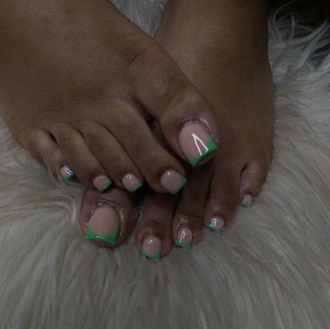 Green French Pedicure, Dark Green Toe Nails, Green Toes Nails, Green French Tip Toes, Pedicure Verde, Green Toe Nail Designs, Green Toenails, Orange Toe Nails, Green Toes