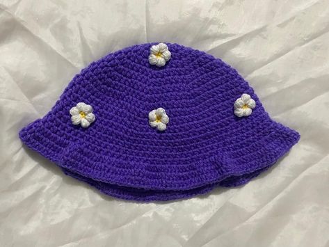 Gorrito tejido a crochet color morado con pequeñas flores 💗 Bucket Hat Crochet, Crochet Aesthetic, Hat Crochet, Bucket Hat, Crochet Hats, Crochet, Hats, Color, Design