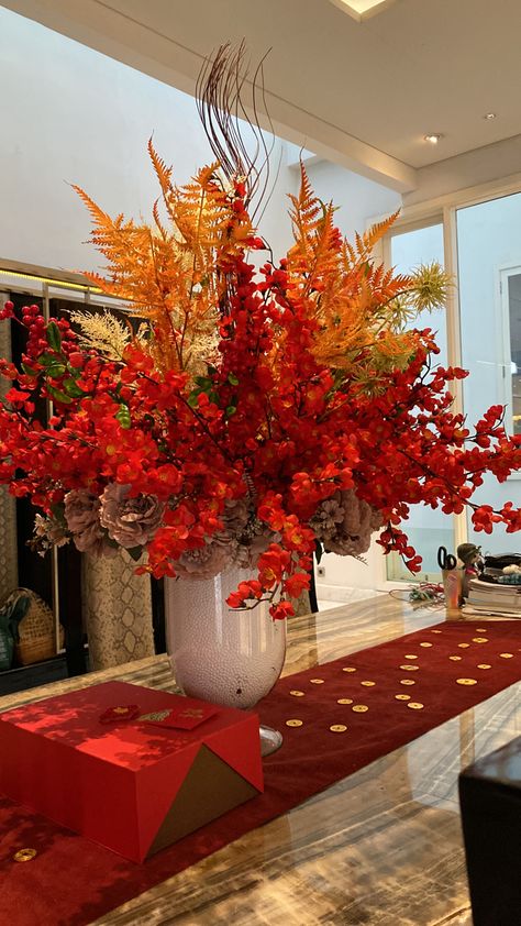 Fire Floral Arrangement, Autum Decorations, Hotel Flower Arrangements, Japan Decor, Boy Baby Shower Centerpieces, Hotel Flowers, Tropical Flower Arrangements, Fall Flower Arrangements, Ikebana Flower Arrangement