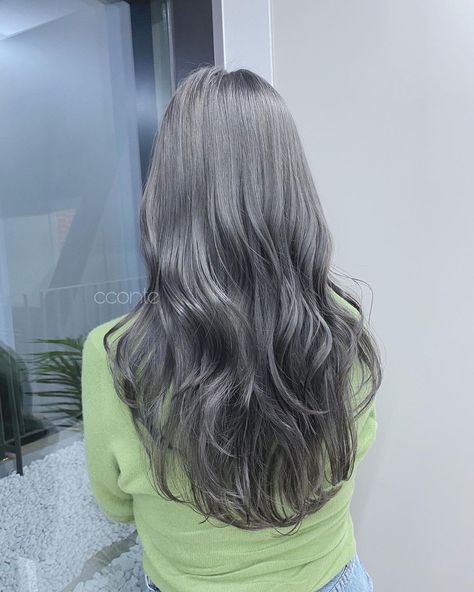 2018 Outfits, Silver White Hair, Hair Salons, Hair Color And Cut, Silver Surfer, Hair Dye Colors, Asian Hair, Grey Hair, Japanese Women