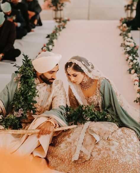 Punjabi Wedding Inspiration, Sikh Groom, Sikh Wedding Dress, Gurudwara Wedding, Sikh Wedding Decor, Brown Stuff, Sikh Wedding Photography, Indian Things, Punjabi Wedding Couple