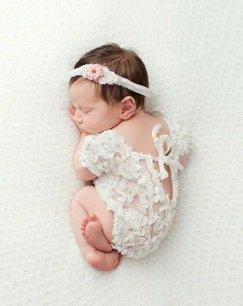 Baby Photography Poses, Anne Geddes, Baby Sleep Problems, Foto Baby, Baby Must Haves, Pregnant Mom, Newborn Baby Photography, Newborn Photoshoot, Newborn Pictures