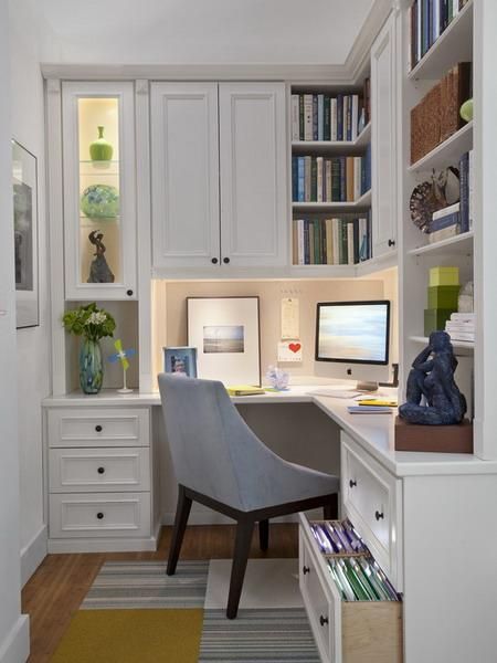 30 Corner Office Designs and Space Saving Furniture Placement Ideas Bilik Idaman, Small Space Office, Small Home Offices, Corner Office, Contemporary Home Office, Office Nook, Hiasan Bilik, Furniture Placement, Bureau Design