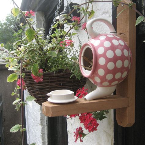 This is a really neat idea. Teapot Birdhouse, Unique Bird Houses, Birdhouse Designs, Bird Feeding, Diy Birds, Have Inspiration, Bird Baths, For The Birds, Garden Stuff