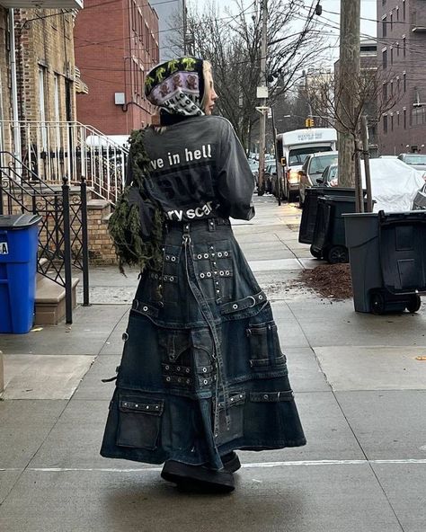 Punk Fashion Diy, Dystopian Fashion, Diy Clothes Design, Concept Clothing, Weird Fashion, Fashion Victim, Lookbook Outfits, Alternative Fashion, Editorial Fashion