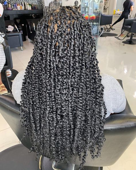 Parting Hair For Passion Twist, Different Color Passion Twist, Passion Twists Large Parts, Passion Twist With Curls, Passion Twists Brown And Black, Twist With Curls, Smeduiem Passion Twist, Bts Hairstyle, Natural Braided Hairstyles