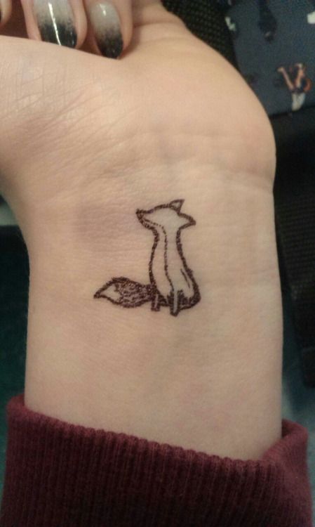 Fox Henna Tattoo, Fox Ankle Tattoo, Fox Tattoo Small Simple, Tattoo Fox Minimalist, Fox Henna, Simple Fox Tattoo, Fox Tatoos, Cute Fox Tattoo, Fox Tattoo Ideas