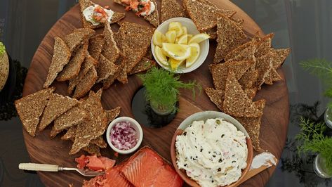 Smoked Salmon Platter, Salmon Capers, Hot Smoked Salmon, Smoked Salmon Cream Cheese, Salmon Breakfast, Capers Recipe, Cream Cheese Recipe, Stovetop Mac And Cheese, Smoked Fish