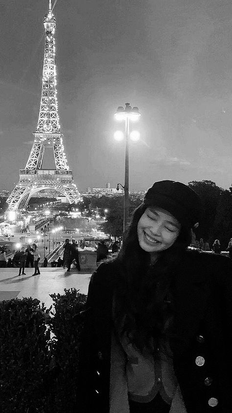 Jennie In Paris, Jennie Wallpaper, Paris Wallpaper, Blackpink Wallpaper, Jennie Kim Blackpink, Ipad Wallpaper, Blackpink Jennie, Black Wallpaper, Lock Screen Wallpaper