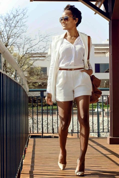 Five Ways to Wear Shorts Like a Boss This Summer Short Blanc, Tailored Shorts, Moda Boho, Outfits Spring, Outfit Women, White Outfits, Look Chic, Lost Weight, The Professional