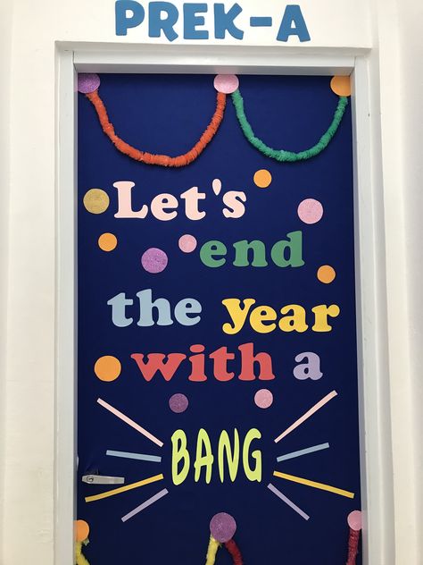 End of school year preschool door decoration End Of School Door Decorations, End Of The Year Door Decoration, Summer Bulletin Board Ideas, Preschool Door Decorations, Summer Bulletin Board, Preschool Door, Preschool Boards, Summer Bulletin Boards, Diy Screen Door