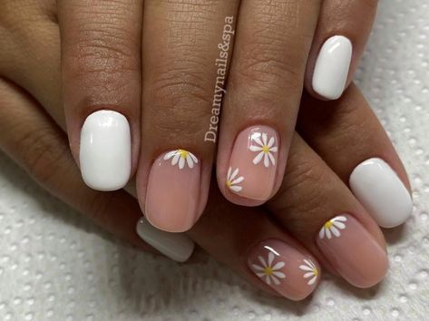 White Nails With Daisy, Mechanic Wedding, Summer Nail 2023, Summer Nails Coffin, Nail 2023, Boho Nails, Nails Summer Nails, Subtle Nails, Daisy Nails