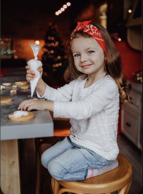 Indoor Family Photography, Toddler Poses, Christmas Family Photoshoot, Valentines Baking, Cooking Photography, Moms Cooking, Holiday Photoshoot, Christmas Shoot, Family Christmas Cards