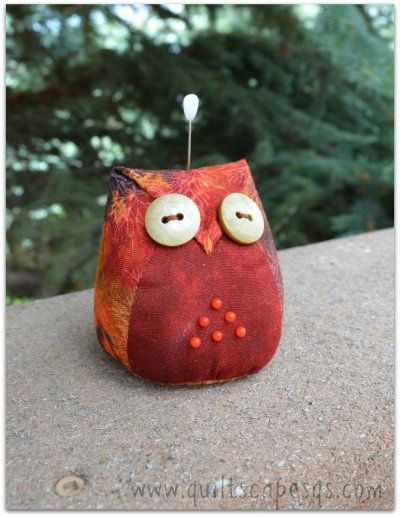 Sweet Owls Make Charming Pincushions - Quilting Digest Mini Pin Cushions, Owl Pincushion Pattern Free, Owl Ornaments To Make, Pincushions To Make, Owl Pincushion, Pincushion Patterns, Owl Quilt Pattern, Owl Sewing Patterns, Owl Quilts