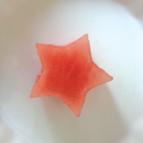 ·|· slices of watermelon + cookie cutter = watermelon stars Star Shaped Watermelon, Watermelon Stars, Shaped Watermelon, Watermelon Cookies, Punch Out, Beach Picnic, Theme Party, Healthy Foods, Star Shape