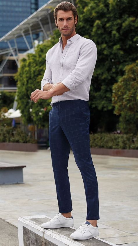 Look the part in an on-trend relaxed crop pant. Wear smart or casual, made with stretch fabric, an elasticated drawstring waist and cuffed hem. Team with an 100% pure European shirt. Perfect for work - whether that at home or in the office, weekends away and date night. Office Outfit Men, Blue Jeans Outfit Men, Blue Pants Outfit, Cropped Pants Outfit, Fashion Guys, Sneakers Outfit Men, Man Dress, Smart Casual Menswear, Western Outfits Men