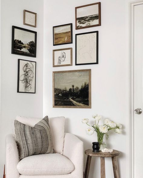 Corner Gallery Wall, Perfect Gallery Wall, Wall Home Decor, Front Room, My New Room, Apartment Living, House Inspiration, Cozy House, Wall Decoration