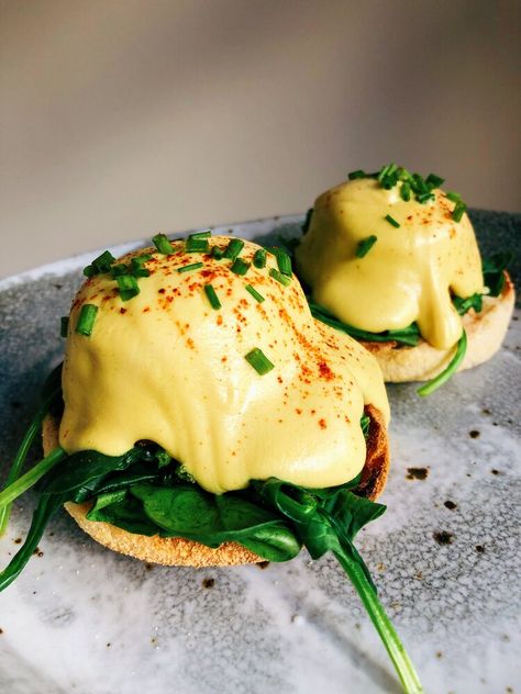 Vegan Egg Benedict, Vegetarian Eggs Benedict, Vegan Eggs Benedict, Vegan Cafe Food, Eggs Benny Recipe, Vegan Benedict, Vegan Brunch Ideas, Vegan Hollandaise, Vegan Hollandaise Sauce