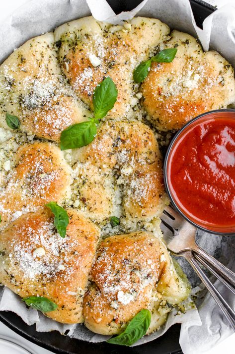 Looking for an easy, incredibly delicious dish that can serve as an appetizer, side or main dish? Look no further than these Cheesy Pesto Buns! This Store Bought Dough Recipes, Store Bought Dinner Ideas, Cheesy Pesto Bread, Easy Fast Dinner Recipes, Pesto Bread, Pesto Cheese, Easy Weekday Meals, Fast Dinner, Messy Kitchen