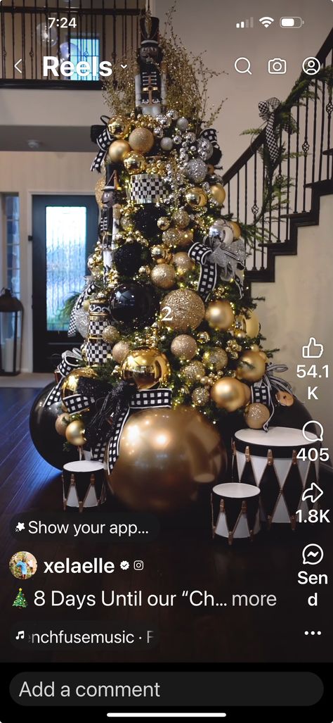 Green And Gold Christmas Decor, Black White And Gold Christmas, Ideas Christmas Decoration, Decoration Ideas Christmas, Green And Gold Christmas, Black Christmas Decorations, Gold Christmas Decor, Black White Christmas, Christmas Tree Decorating Themes