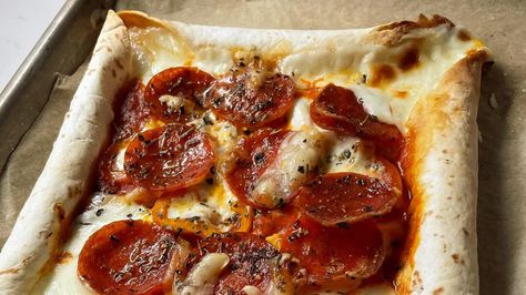 Tortilla Pizza Recipes Ovens, Stuffed Crust Tortilla Pizza, Tortilla Pizza Oven, Flour Tortilla Pizza, Pizza Hacks, Fast Pizza, Stuffed Crust, Food Republic, Diy Pizza