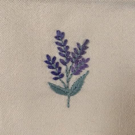 Small Bag Embroidery, Embroidered Pencil Case, Small Cute Embroidery Designs, Embroidery Designs Aesthetic, Aesthetic Embroidery Ideas, Small Embroidery Flowers, Small Flowers Embroidery, Embroidery Pencil Case, Aesthetic Pencil Case