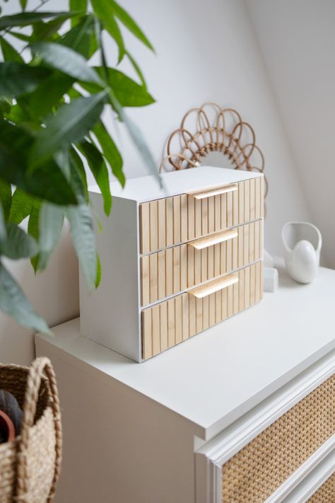 IKEA Hack: MOPPE Mini-Kommode umgestalten - TRYTRYTRY Ikea Organisation, Regal Bad, Ikea Organization Hacks, Ikea Organization, Deco Studio, Kallax Ikea, Wooden Drawers, Ikea Diy, Ikea Hacks