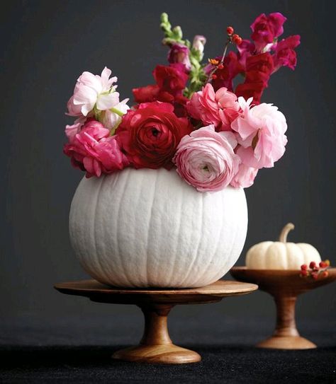 Dishfunctional Designs: White Pumpkin And Pink Roses Autumn Table Centerpiece (WANT, NEED!!!!!!!!!!!!!) Pumpkin Floral Arrangements, Dekorasi Halloween, Pumpkin Vase, Tafel Decor, Halloween Memes, Pretty Pumpkins, Handmade Charlotte, Beautiful Pumpkins, Deco Rose