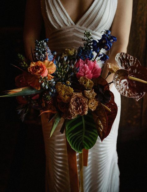 Inspired by one of their dates at a tiki bar, Sonia and Dan wanted a moody, romantic tiki themed wedding.  Photo: @helenaandlaurent Tropical Vintage Wedding, Tropical Wedding Hairstyles, Tiki Wedding, Honolulu Wedding, Deco Wedding Dress, Art Deco Wedding Dress, Outfit Recipes, Tropical Bouquet, Bright Bouquet