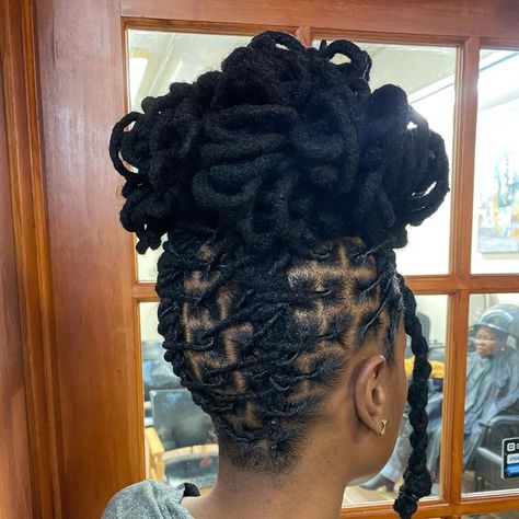 Locs Petal Bun, Unique Loc Styles Long, Long Locks Hairstyles, Petal Bun Locs, Unique Loc Styles, Locks Hairstyles, Short Dreadlocks Styles, Dreads Styles For Women, Locs Styles