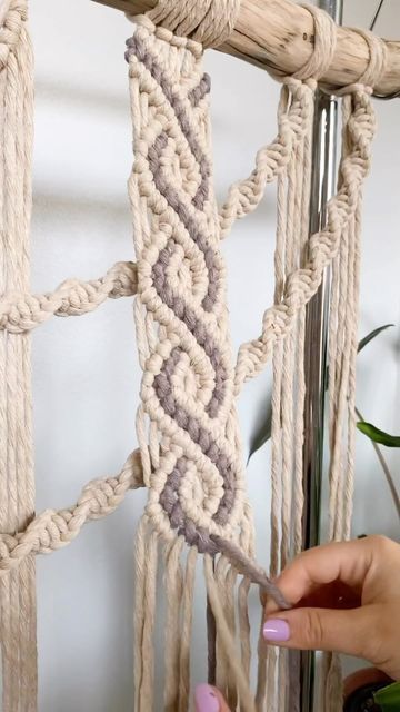 Macrame Infinity Knot, Macrame Stitches, Knot Macrame, Macrame Style, Pola Macrame, Macrame Wall Hanging Tutorial, Macrame Plant Hanger Tutorial, Free Macrame Patterns, Macrame Plant Hanger Patterns