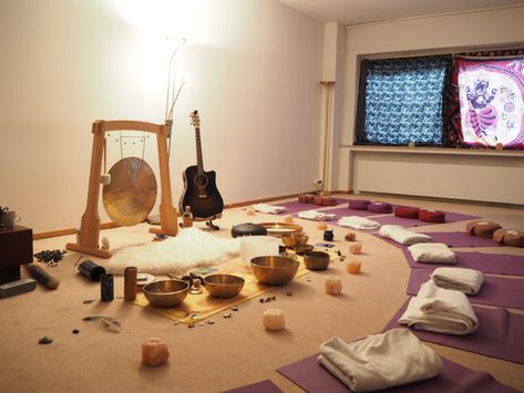 Sound Bath Meditation: A Spiritual Experience for Everyone to Enjoy Sound Bath Set Up, Sound Bath Aesthetic, Sound Healing Room, Soundbath Meditation, Healing Room Ideas, Sound Bath Meditation, Yoga Branding Design, Bath Meditation, Sound Baths