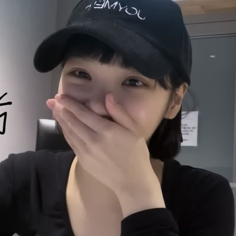 Le Sserafim Reaction Pic, Chaewon Short Hair, Chaewon Smile, Hat Short Hair, Hats Short Hair, Kpop Smile, Shocked Face, 100k Views, Gg Icons