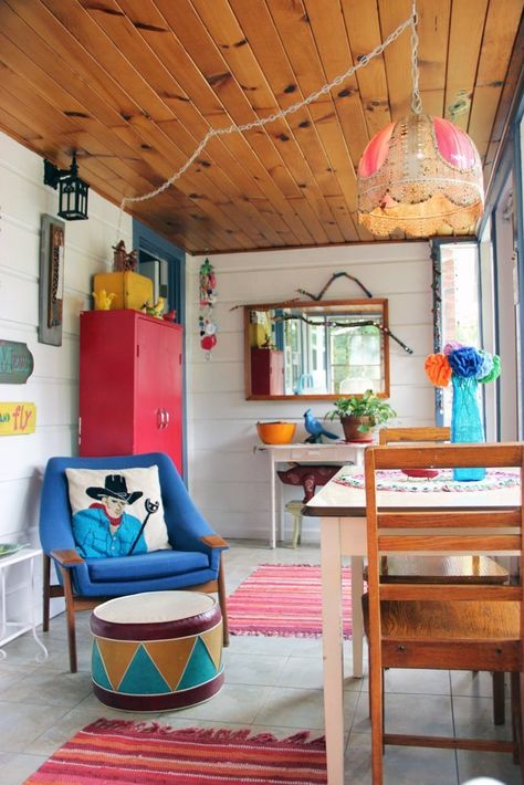 Look at all those colors! What a beautiful space! Kitchy Decor, Cottage In The Mountains, Eclectic Room, Eclectic Cottage, Eclectic House, Bedroom Images, Whimsical Home, Inspiring Images, Living Room Colors