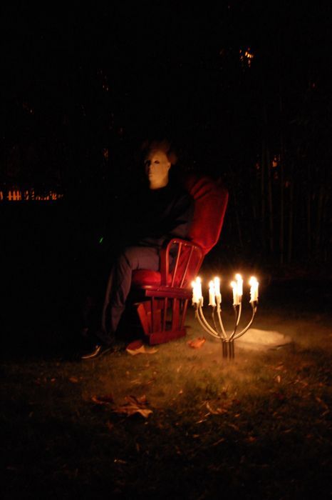 Michael Myers sitting on a chair will be the scariest thign to see in the yard Soirée Halloween, Haunted Hayride, Halloween Diy Outdoor, Hallowen Ideas, Diy Halloween Decor, The Boogeyman, Spooky Halloween Decorations, Halloween Cake, Halloween Yard Decorations