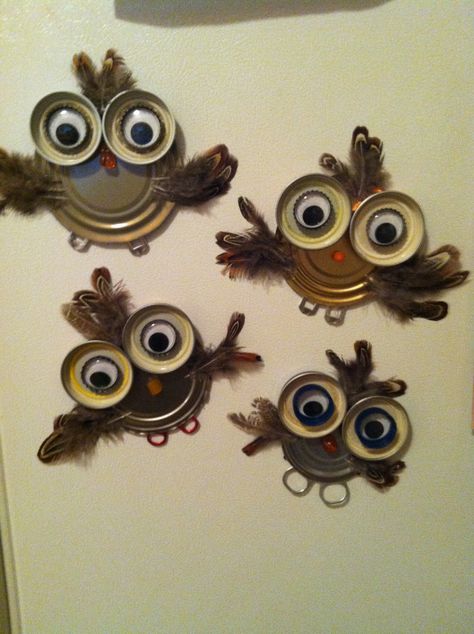 DIY owl magnets-- Can and jar lids Weasley Clock, Clock Vector, Lon Bia, Diy Owl, Diy Jar, Tin Can Art, Aluminum Can Crafts, Tin Can Crafts, Charcoal Drawings