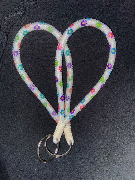 Bead Wrap Lanyard, Beaded Lanyard Pattern, Native Beaded Wristlet, Native Beaded Lanyard, Beading Ideas Native, Beaded Lanyard Patterns, Beaded Lanyards Native American, Beadwork Projects, Beaded Keychains Patterns