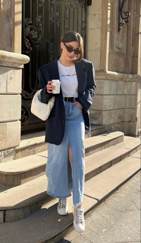 Blazer Outfit Inspiration, Streetwear Fashion Europe, Paris Summer Outfits Street Style 2024, Streetwear Fashion Paris, French College Outfit, Chic French Girl Aesthetic, France Trip Outfits, Parisian Chic Style Classy, Green Sambas