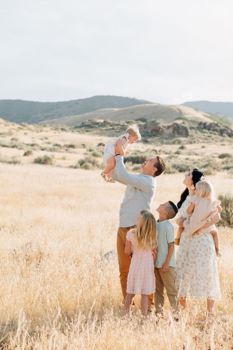 10 Summer Family Photoshoot Ideas (Outfits + Locations) Photoshoot Ideas Outfits, Summer Family Photoshoot, Family Photoshoot Ideas, Picture Family, Photoshoot Family, Summer Photoshoot, Summer Family, Summer Pictures, Family Photoshoot