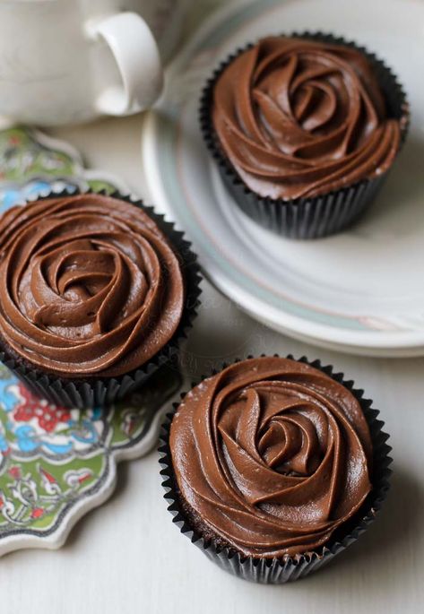 Sour Cream Chocolate Cupcakes #cupcakes #dessert #chocolate Baking Chocolate Recipes, Old Fashioned Chocolate Cake, Sour Cream Chocolate Cake, Baking Photography, Mint Chip Ice Cream, Chocolate Recipes Easy, Fun Cupcake Recipes, Cupcake Recipes Chocolate, Cookie Cake Recipe